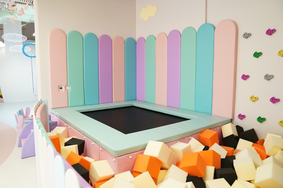 Kinder House — الترامبولين